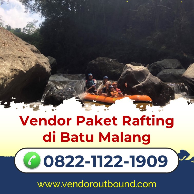 Tim bekerja sama di perahu arung jeram