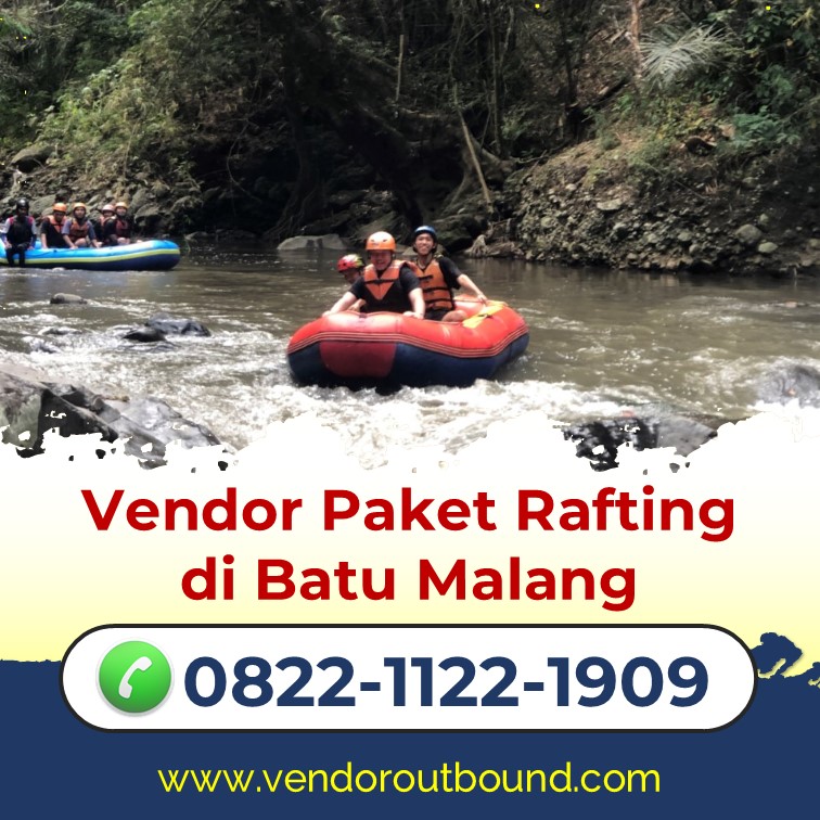 Karyawan tertawa lepas di perahu mengayuh dayung